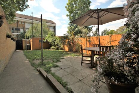 Offered to the market in excellent condition this 3 double bedroom split level maisonette with private garden is a must see for anyone looking for their first purchase or to upsize.